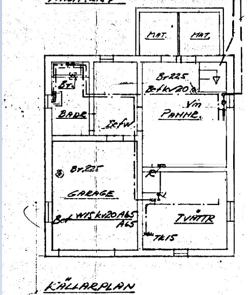 Ritning av källarplan från 1936 av ett funkishus. Vägg inringad med gult och en annan markerad med rött, rummen är märkta: bad, garage, mat mm.