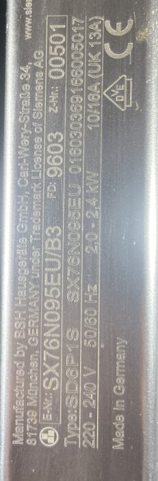 Närbild på en märkplåt på en Siemens-diskmaskin, med text som inkluderar modellnummer, serienummer och andra tekniska specifikationer.