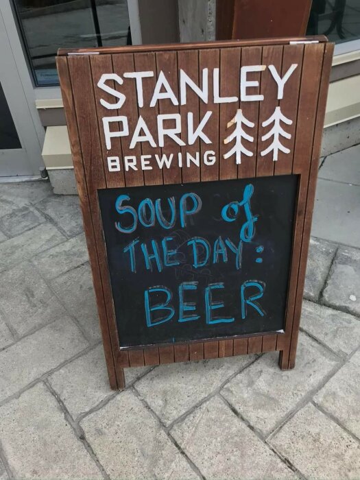 Skylt utanför Stanley Park Brewing med texten "Soup of the Day: Beer" i blå krita.