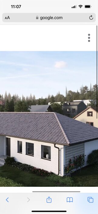 En vit enplansvilla med ett valmat tak i en förortsmiljö. Bakgrunden visar fler hus och träd.