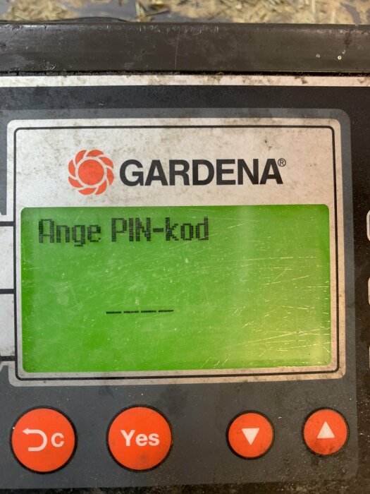 Skärm på Gardena-gräsklippare med texten "Ange PIN-kod" och tre streck, samt knappar för tillbaka, ja och navigering.