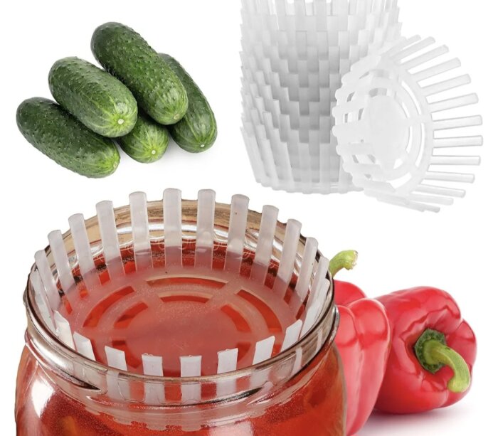 Plastlock för att hålla ned grönsaker i en burk med pickles samt gurkor och paprikor.