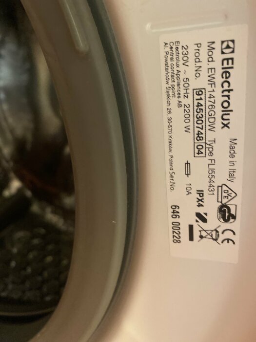 Närbild på en Electrolux tvättmaskin med modellnummer EWF1476GDW och serienummer 146500748-04.