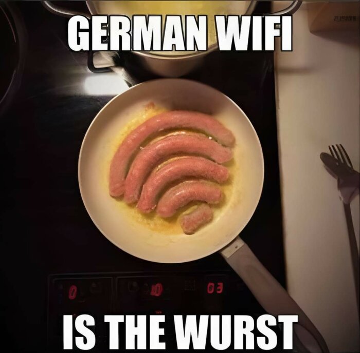 Stekpanna med korvar som är arrangerade som en Wi-Fi-symbol. Texten "German WIFI is the wurst" ovanför och under bilden.