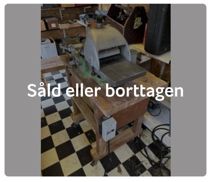 En rikthyvel på ett träbord med texten "Såld eller borttagen" på bilden. Verktyg och hyllor i bakgrunden i verkstadsmiljö.