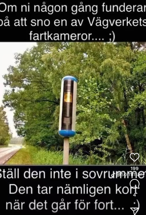 Varningsskylt i naturmiljö med humoristisk text som föreslår att inte ställa en stulen trafikövervakningskamera i sovrummet eftersom den tar bilder vid höga hastigheter.