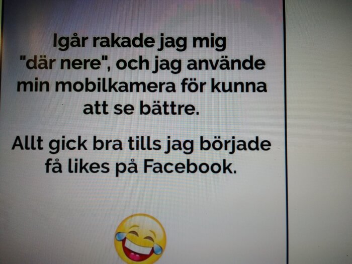 En skärmdump med texten "Igår rakade jag mig 'där nere', och jag använde min mobilkamera för kunna att se bättre. Allt gick bra tills jag började få likes på Facebook." Plus ett skrattande emoji.