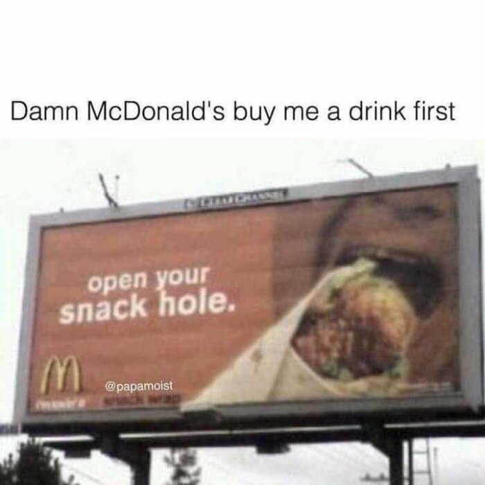 Reklamskylt för McDonald's med texten "Open your snack hole" och en bild på någon som äter en McDonald's-wrap.