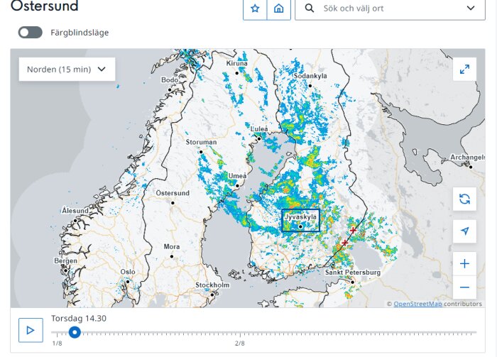 Väderkarta över Norden med blixtnedslag markerade, centrering på Jyvaskyla den 25 juli kl 14.30. Platser som Östersund och Umeå är markerade på kartan.