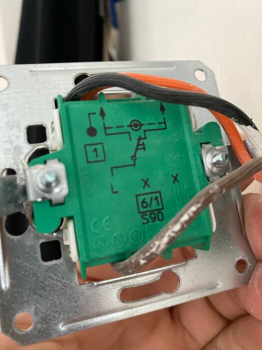 Elektrisk komponent monterad i väggdosa med flera kablar anslutna, troligen en brytare eller strömställare från Malmbergs.