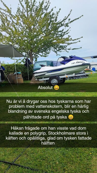 En vattenskoter på en släpvagn vid en campingplats med träd i bakgrunden och textöverlägg på svenska om ett samtal med tyska grannar.