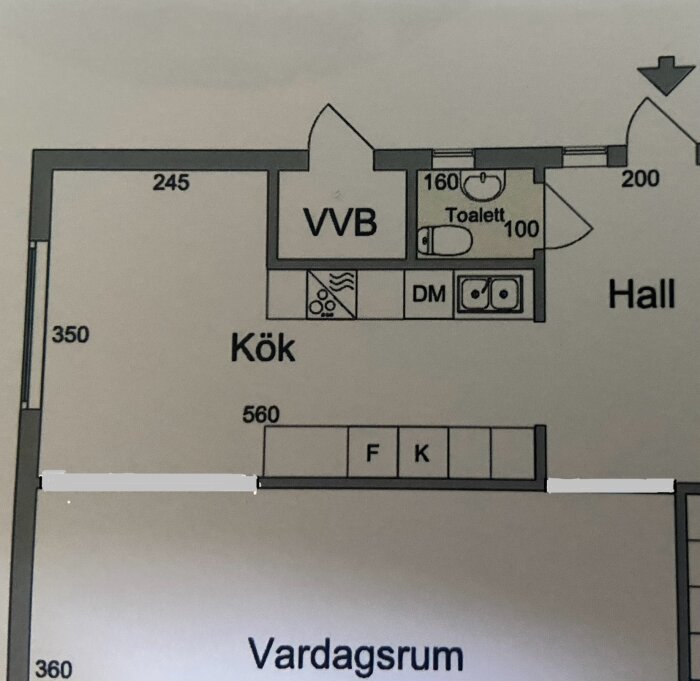 Planlösning av köket med måttangivelser, visar placering av VVB, toalett, diskmaskin, vask, spis samt anslutning till hall och vardagsrum.