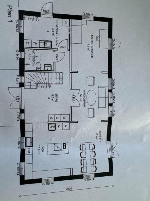 Ritning av plan 1 för ett hus med rum som kök, vardagsrum, badrum och groventré. Diskussion om eventuell ändring av väggar och skafferilösning i köket.