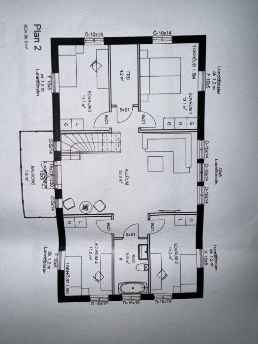 Planritning av andra våningen med fyra sovrum, badrum och allrum. Takhöjd 1,5 m. Nominerat till 980 kvm BOA.