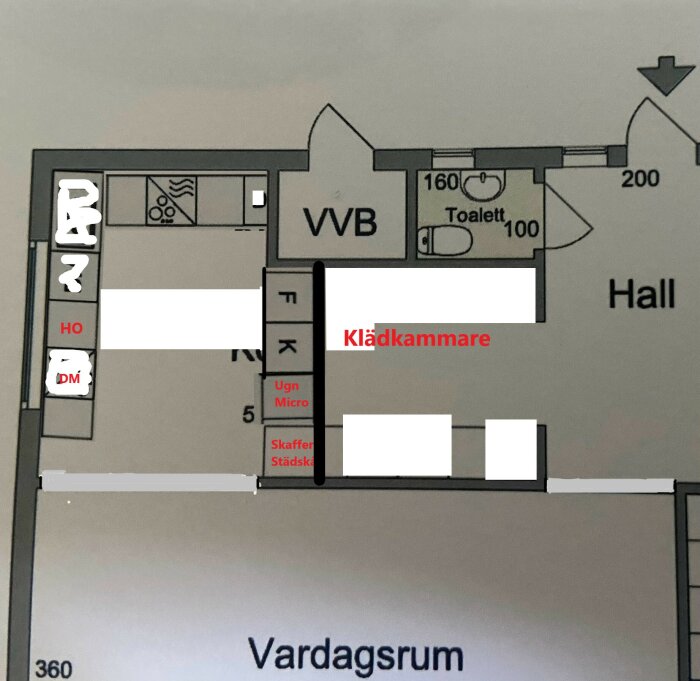 Planlösning för kök och hall, med markerade områden för klädkammare, förvaring, vitvaror som ugn, mikro, skafferi och förslag på kökshalvö mot vardagsrummet.