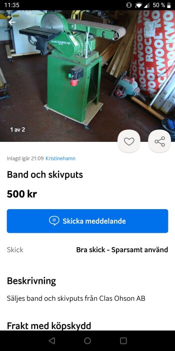 Grön band- och skivputs maskin från Clas Ohlson AB, avbildad i ett garage tillsammans med andra verktyg och material. En "Rockwool" isoleringssäck är synlig i bakgrunden.