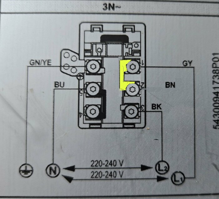 Kopplingsschema för elektrisk installation, där en bygel ska sättas mellan terminalerna 1 och 2, precis som det redan sitter en mellan terminal 4 och 5.