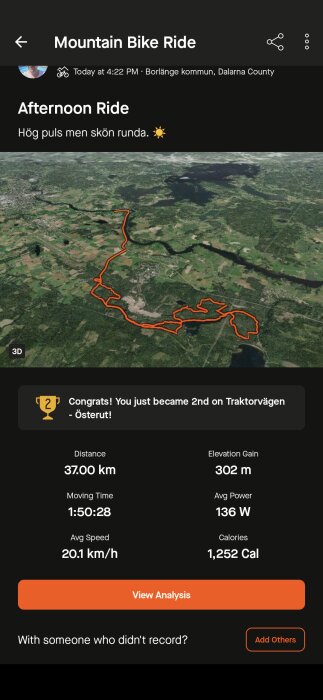 Flygfoto av ett cykelspår markerat i rött på en karta. Information om en cykelrunda: 37 km, 1:50:28, 20.1 km/h i snitthastighet, 136 watt i effekt och 1252 kalorier.