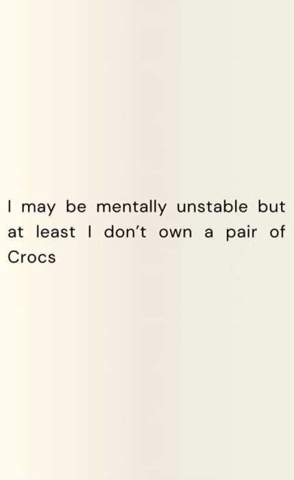 Text: "I may be mentally unstable but at least I don't own a pair of Crocs" på en ljusbeige bakgrund.