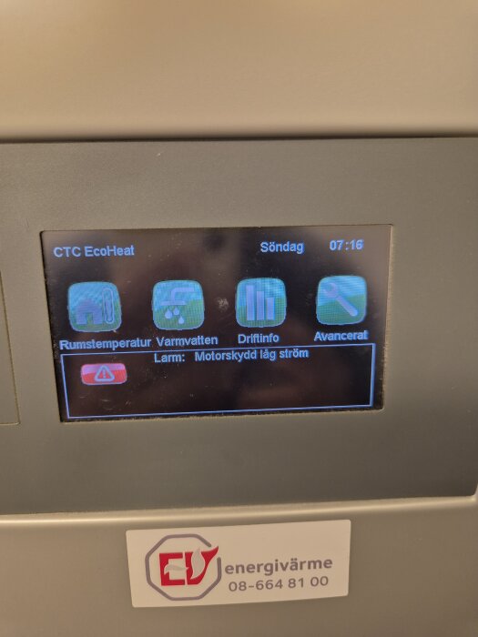 Displayskärm på en CTC EcoHeat visar ett larm med meddelandet "Motorskydd låg ström" på enheten från EV Energivärme.