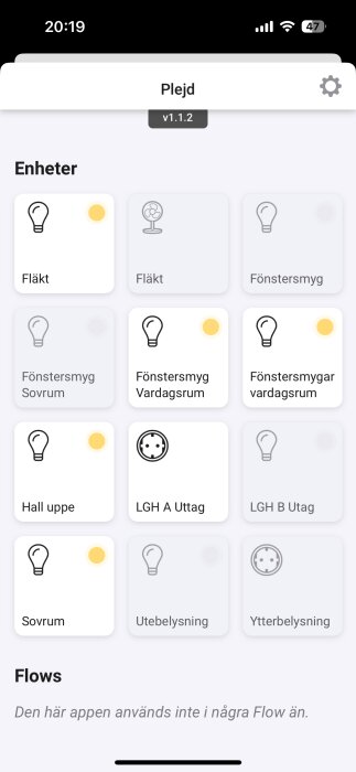 App-skärm som visar enheter för styrning via Plejd med etiketter som Fläkt, Fönstersmyg Vardagsrum och Sovrum. Några enheter har gula indikatorer.