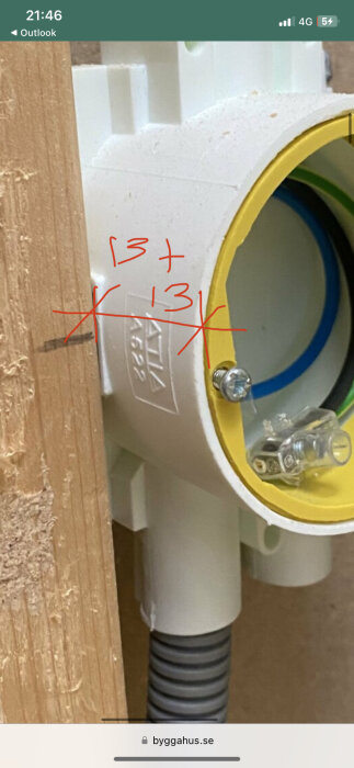 Elinstallationsdosa med justergänga monterad på ett träreglar, markerad med texten "13+13" för dubbelgips inklusive skiva och kakel.