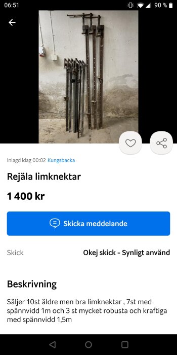 Samlingsbild av flera olika typer av limknektar lutade mot en vägg. De är av olika storlekar med metallkrokar och skruvar för att säkra arbetsmaterial.