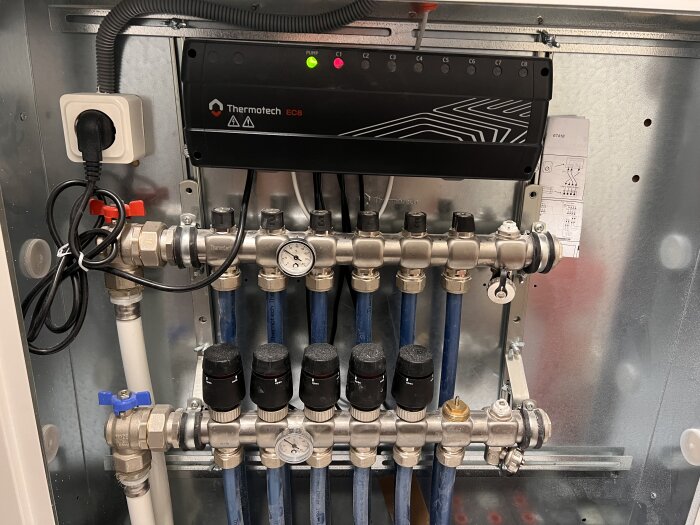 Värmepump Nibe 370 med en Thermotech EC8-enhet och anslutna rör och ventiler.