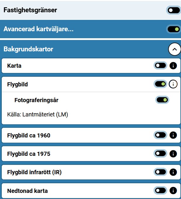 Inställningsmeny för kartor med alternativ för fastighetsgränser, avancerad kartväljare, och flera flygbilder från olika år, samt en nedtonad karta.