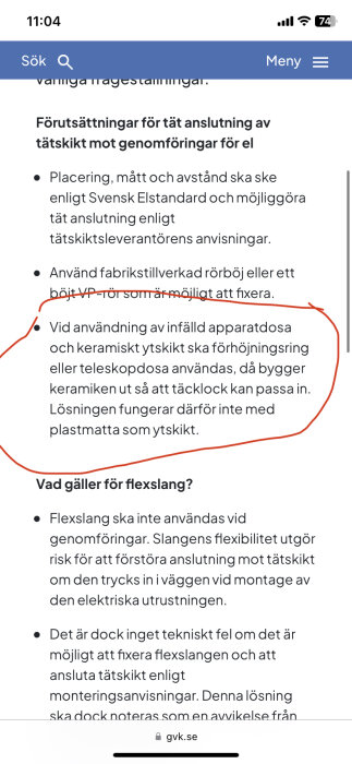 Skärmbild av ett stycke ur en förtydligande text från GVK om förutsättningar för tät anslutning av tätskikt mot genomföringar för el, med en mening inringad i rött.