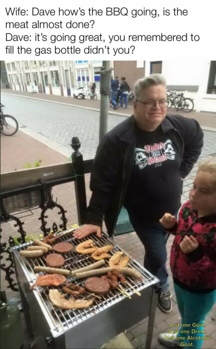 Man och barn står vid en grill utomhus med korv, grillspett och kött, med texten "Wife: Dave how’s the BBQ going, is the meat almost done? Dave: it’s going great, you remembered to fill the gas bottle didn’t you?".