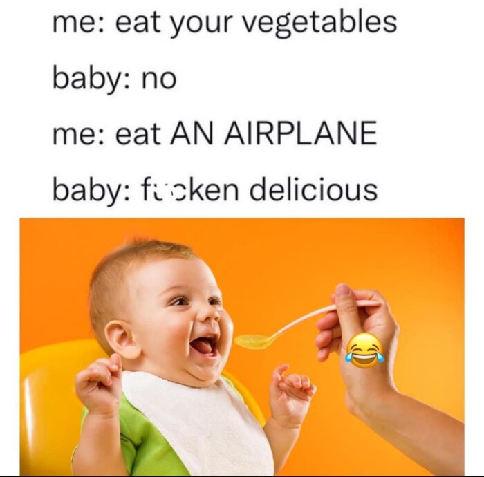 Meme med en baby som matas med en sked och vuxen som försöker övertyga bebisen att äta grönsaker genom att säga att det är ett flygplan. Bebisen är glad.