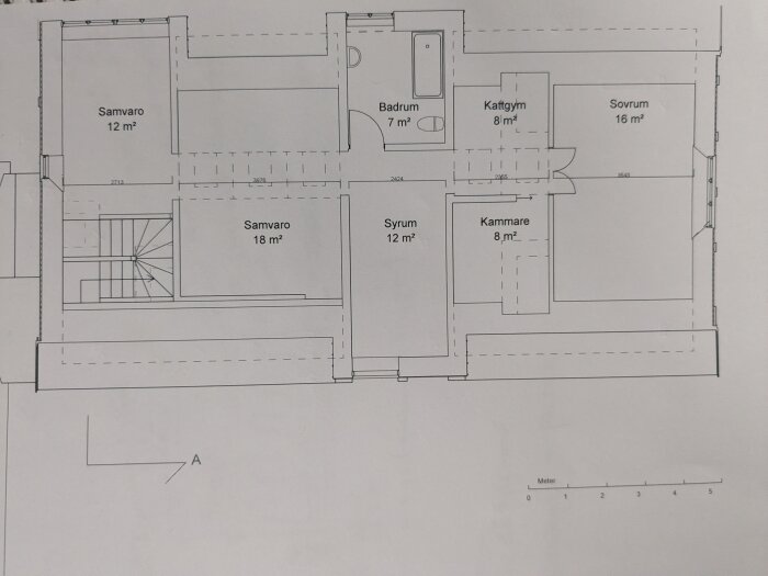 Planritning över andra våningen med markerade rum: två samvarorum, badrum, syrum, kammare, kattgym, sovrum samt en trappa. Rummen visas i kvadratmeter.