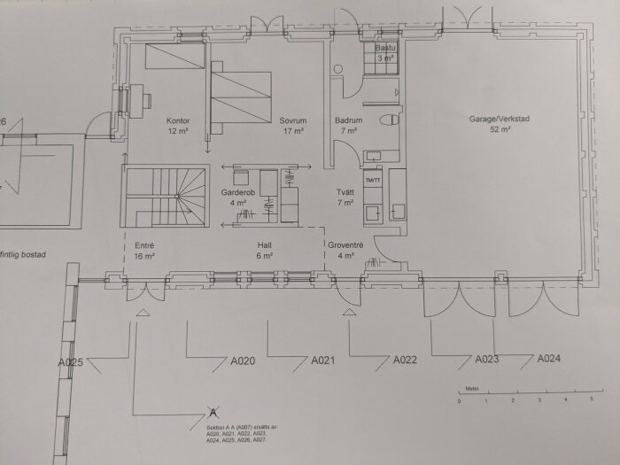 Planritning av garage/verkstad på 52 m², med tillhörande kontor, sovrum, badrum, hall, tvättstuga och groventré. Markeringar för bärande väggar och begränsningar.