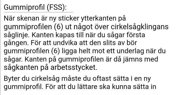 Textbeskrivning för att kapa gummiprofilen (FSS) vid första användning av cirkelsåg. Markerar även att gummiprofilens kant ska vara jämn med sågkanten.