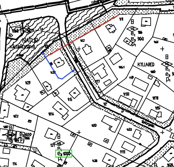 Detaljplan över ett område med tomtstorlekar, byggnader och vägnät. Prickmark visas och olika linjer markerade i rött och blått förekommer. Kyllared och NATIO tydligt märkta.