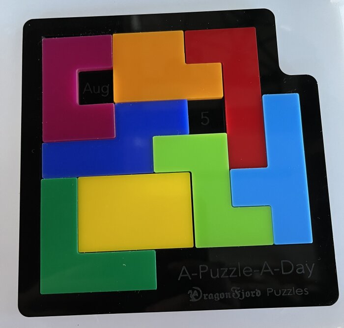 En färgglad pusselbricka från DragonFjord Puzzles.