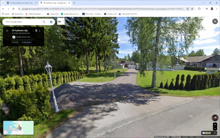 Häck bestående av tujor som avgränsar en uppfart till en fastighet, fotat på Google Maps i Karlstadstrakten.