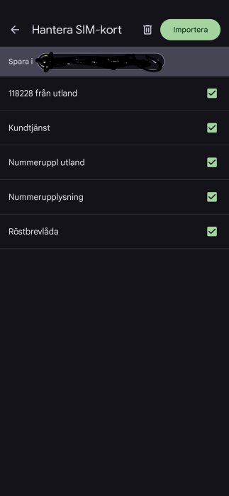 Skärmbild av en mobiltelefons meny för att hantera SIM-kortkontakter med fem kontakter, alla markerade med gröna bockar: 118228 från utland, Kundtjänst, Nummeruppl utland, Nummerupplysning, Röstbrevlåda.