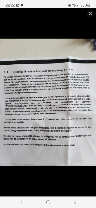 Närbild på en boksida med rubriken "Skadliga ämnen och korrekt bortskaffning av dem" och text som förklarar ämnen och deras påverkan på reningsverk.