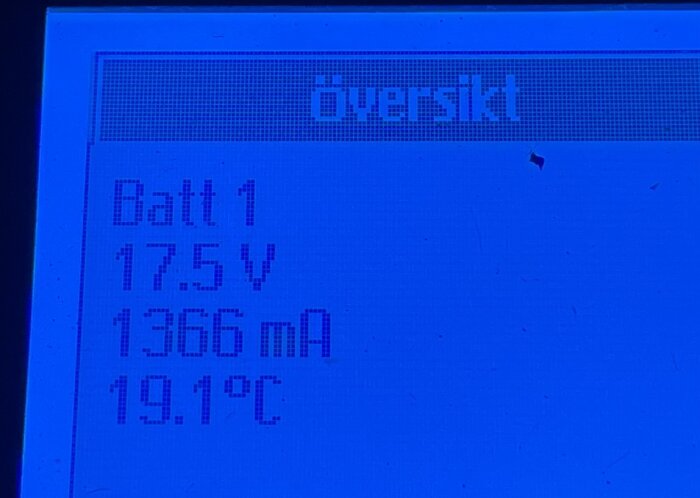 Skärmbild av gräsklipparens display som visar batterispänningen på 17,5 V, strömmen 1366 mA och temperaturen på 19,1°C.