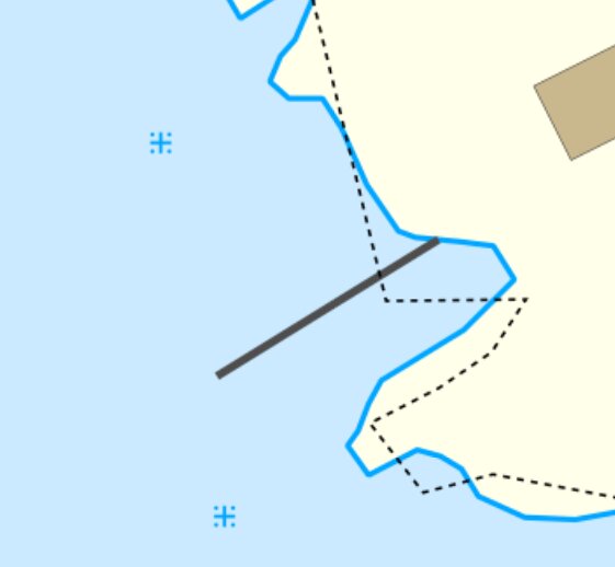 Karta som visar en brygga som sträcker sig ut från en strand, markerad med en svart linje. Strandskyddsgräns visas med streckade linjer.