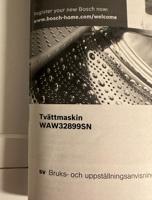 Bruksanvisning med texten "Tvättmaskin WAW32899SN" samt en URL för registrering av Bosch tvättmaskiner.