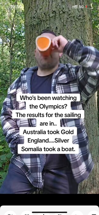 En person i rutad skjorta dricker från en orange mugg i en skog. Texten säger: "Who's been watching the Olympics? The results for the sailing are in.." följt av skämt om segling.