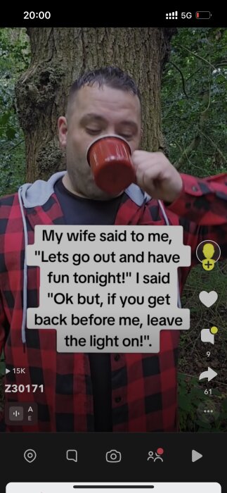 Man i rutig skjorta dricker ur en röd kopp ute i skogen. Text på bilden: "My wife said to me, 'Lets go out and have fun tonight!' I said 'Ok but, if you get back before me, leave the light on!'".