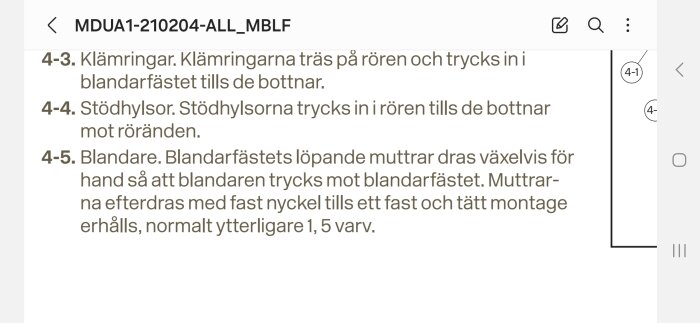 Instruktion för att montera en blandare med klämringar, stöd hylsor och muttrar, med råd om hur mycket muttrarna ska dras åt.