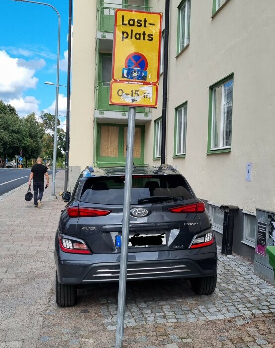 Elbil parkerad vid lastplats med skylt som förbjuder parkering för fossildrivna bilar enligt lokal bestämmelse.