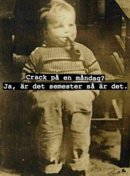 Ett gammalt foto av ett litet barn som röker en pipa med texten "Crack på en måndag? Ja, är det semester så är det.