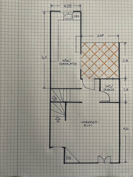 Planskiss av ett långsmalt kök/matplats som gränsar till ett vardagsrum och WC/dusch, med en markerad yta i orange där utbyggnad planeras.