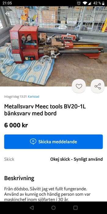 Metallsvarv Meec tools BV20-1L bänksvarv med bord, röd och grå, visas till försäljning för 6000 kr. Bandtrasa under maskinen, galler i bakgrunden.